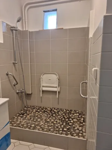 Création salle de bain mobilité réduite decines